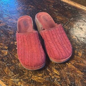 Vintage cable-knit clogs